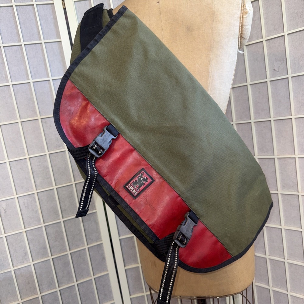 Chrome Industries Citizen Messenger Bag Green Red Seatbelt Buckle BackPack 24L